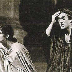 Margaret debutta in teatro nel 1982 e interpreta Ifigenia di Goethe