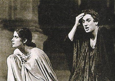 Margaret debutta in teatro nel 1982 e interpreta Ifigenia di Goethe 