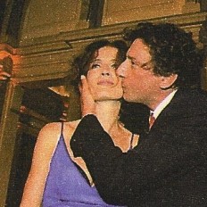 Margaret festeggia con Sergio la vittoria del Premio Strega con il libro Non ti muovere.