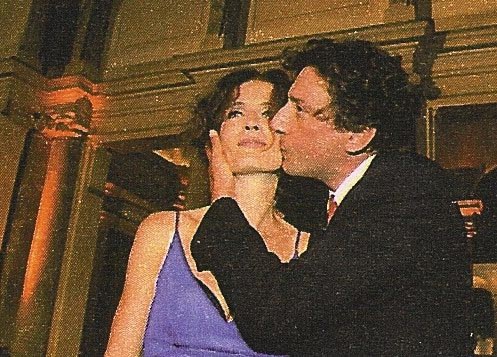 Margaret festeggia con Sergio la vittoria del Premio Strega con il libro Non ti muovere.