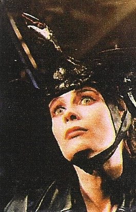 Margaret torna al teatro nel 1996 dopo la pausa per il primo romanzo, con Nancy Brilli interpreta la commedia brillante Manola.