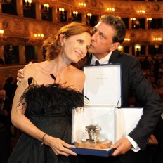 Margaret festeggia la vittoria del Campiello per Venuto al mondo nel 2009.